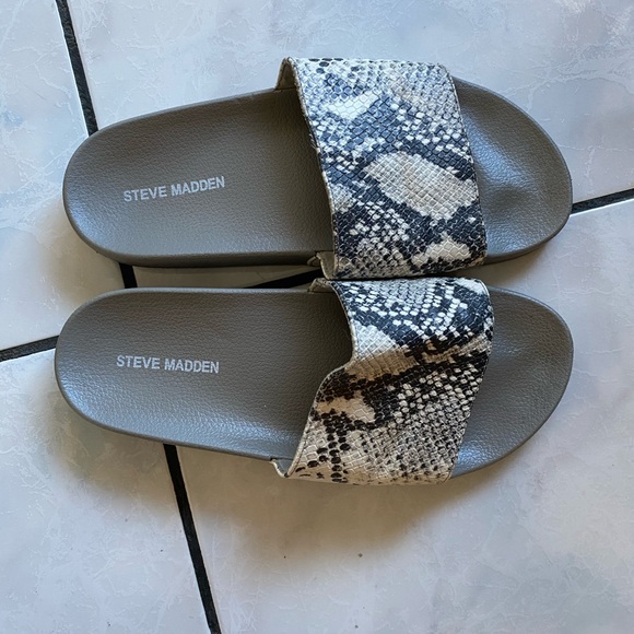 💫 2/50$ - Steve Madden Grey Snake Slides - Picture 6 of 7